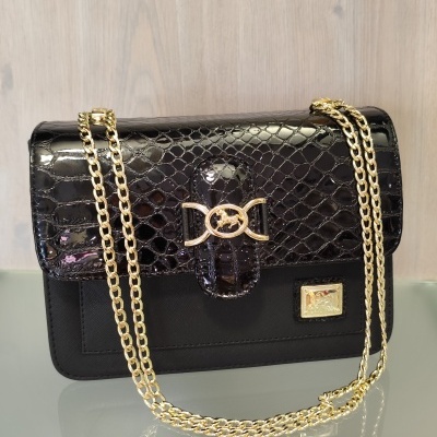 Mala de senhora preta com padrão imitação pele de crocodilo e corrente dourada