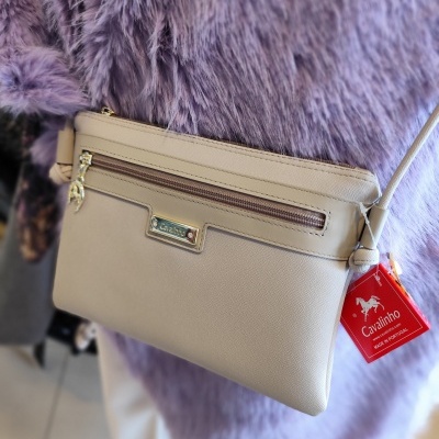 Mala de mão bege claro Cavalinho com etiqueta vermelha pendurada