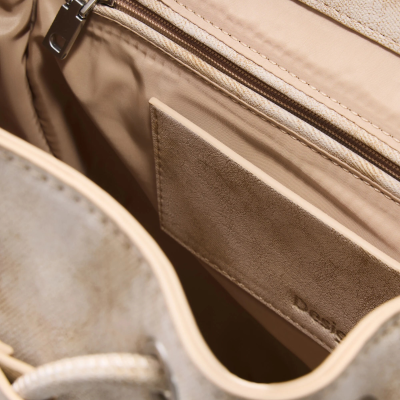 Interior de saco de mão bege claro com bolso de fecho