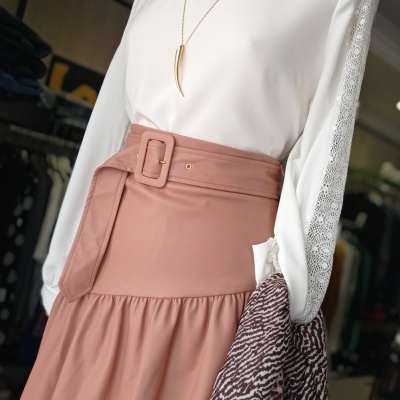 Conjunto feminino com blusa branca, saia rosa com cinto e tecido animal print