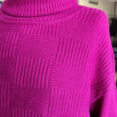Camisola rosa vibrante de malha com padrão de quadrados e gola alta