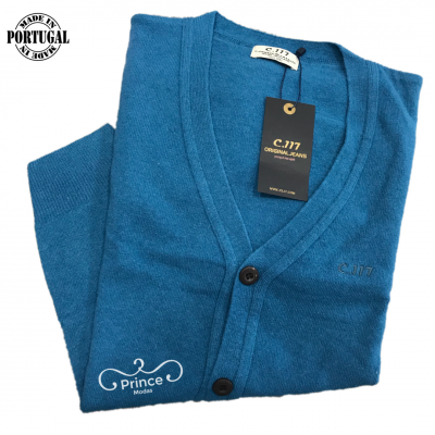 Cardigã azul com botões e etiquetas, dobrado