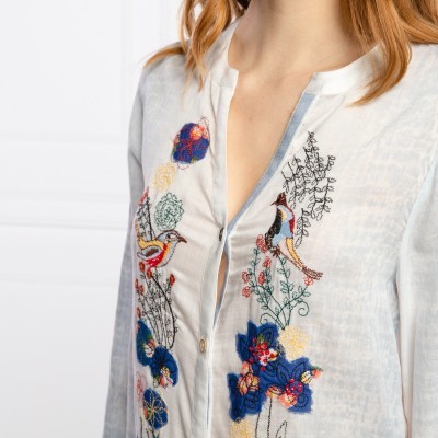 Camisa branca com bordados coloridos de flores e pássaros