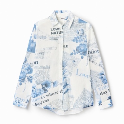 Camisa branca com estampado azul e texto em inglês