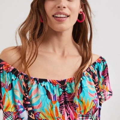 Blusa feminina colorida com padrão floral e decote ombro a ombro