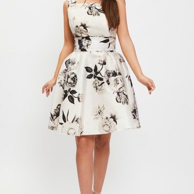 Vestido branco com estampa floral preta, vestido rodado acima do joelho