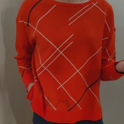 Camisola de malha laranja com padrão de linhas brancas e pretas