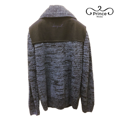 Casaco de malha azul e cinza com painel preto e texto Desigual bordado.