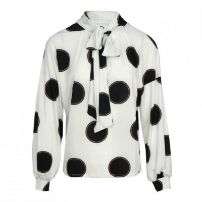 Blusa branca com grandes círculos pretos e gola com laço