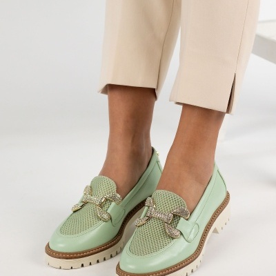 Sapatos mocassins verdes com detalhe metálico dourado e sola branca