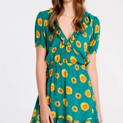 Vestido verde com padrão de girassóis amarelos e mangas curtas bufantes