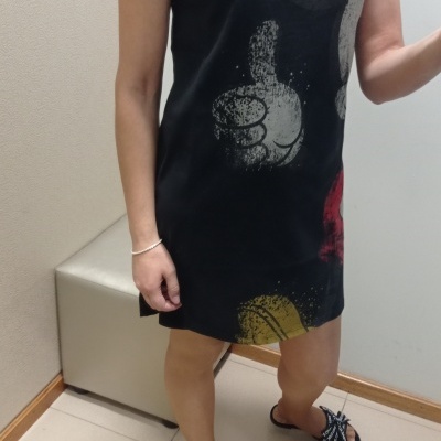Vestido preto curto com estampas coloridas e padrão de mão em polegar para cima