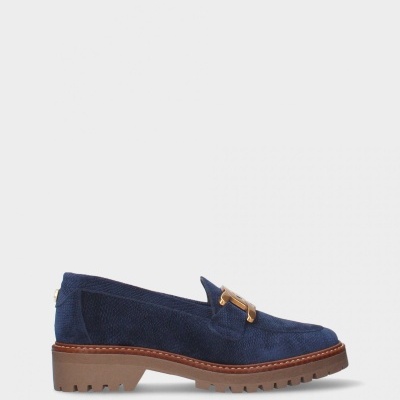 sapato mocassin azul escuro com sola castanha e detalhe dourado