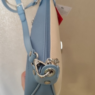 Bolsa azul claro e branca com alça e fecho prateado