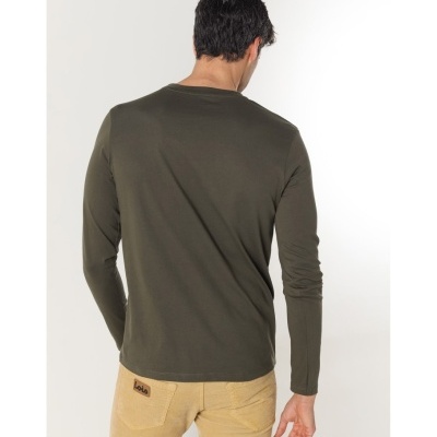 Homem de costas com camiseta verde e calças bege com etiqueta Levi's