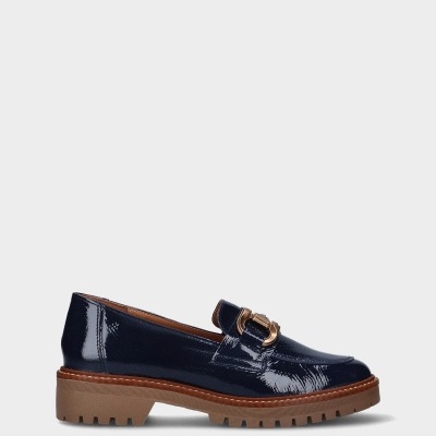 Sapato mocassim azul escuro com sola grossa castanha e detalhe metálico dourado