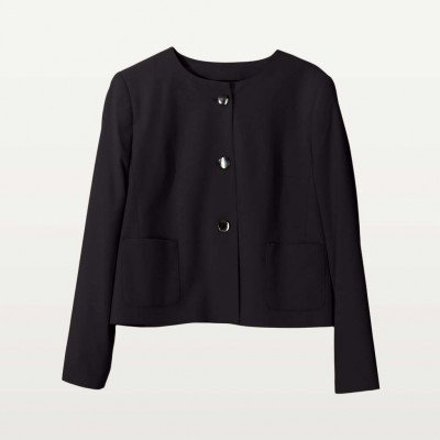 casaco feminino preto curto com botões e bolsos frontais