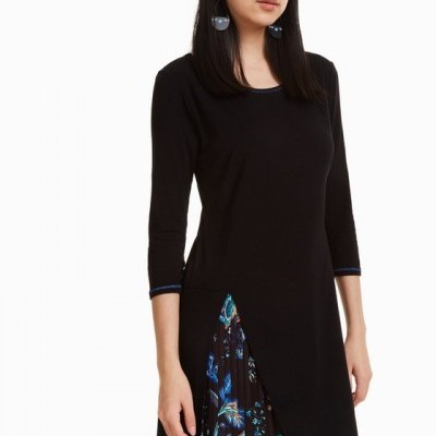 Vestido feminino preto com detalhe floral azul e verde plissado