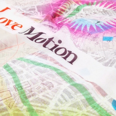 Tecido colorido com padrões de mapas e texto Love Motion