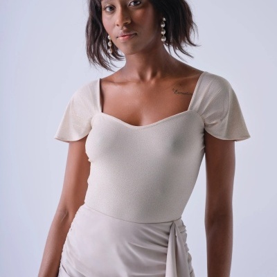 Vestido feminino branco com corpete texturizado de mangas curtas e saia drapeada branca