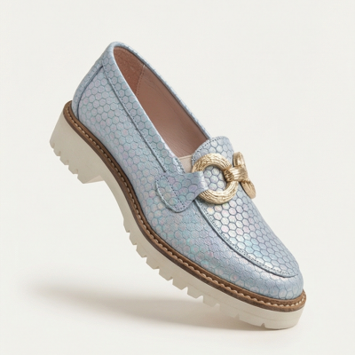 Sapato mocassim azul claro com padrão hexagonal prateado e detalhe dourado