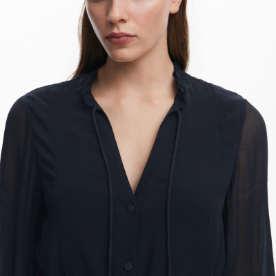 Vestido feminino preto com padrão floral e mangas transparentes.