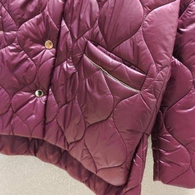 Casaco acolchoado vinho com botões e bolso frontal