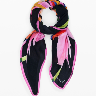 Lenço colorido com padrão floral e borda rosa