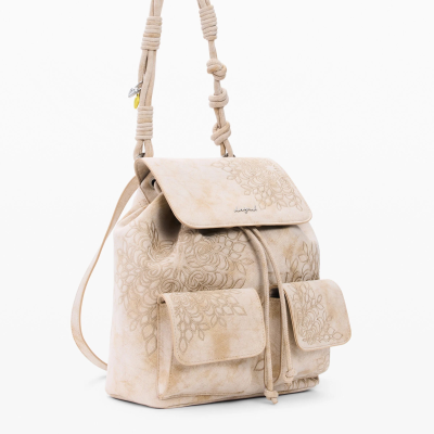 Mochila bege com padrão floral gravado e duas bolsas frontais.