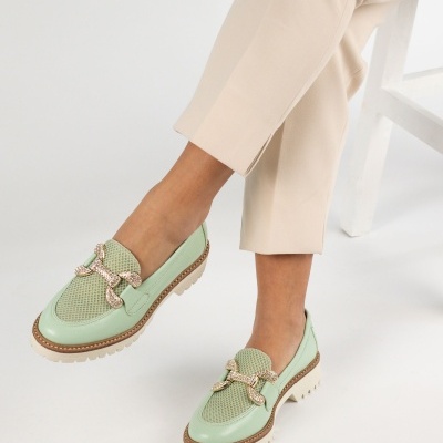 Sapatos mocassim verdes claros com sola branca e fivela dianteira