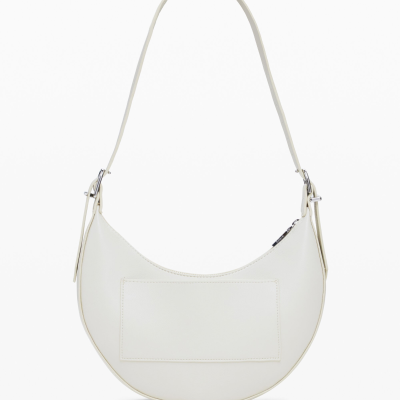 Mala de ombro branca em pele sintética com alça ajustável e formato arredondado