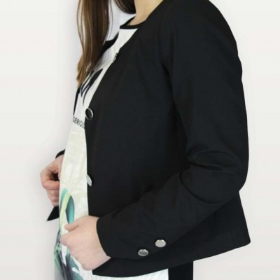 Blazer preto com botões prateados usado por mulher