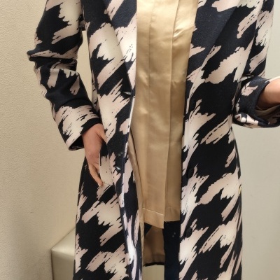 Casaco comprido feminino preto e branco com padrão abstrato