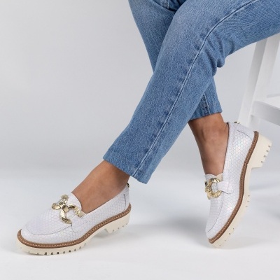 Sapatos mocassins brancos com textura e detalhes dourados