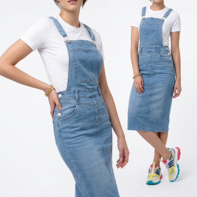 Vestido jardineira de ganga azul claro com bolsos, t-shirt branca e ténis coloridos