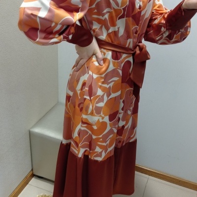 Vestido de padrão abstrato laranja, branco e castanho com cinto castanho e botas brancas