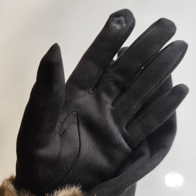 Luvas pretas aveludadas com punho de pelo sintético castanho claro