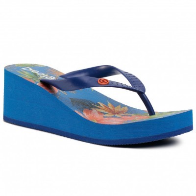Chinelo de cunha azul com padrão floral e tira azul escuro