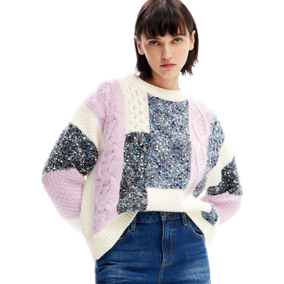 Camisola de malha feminina colorida em retalhos com jeans