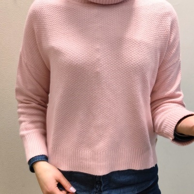 Camisola rosa de malha com gola alta e padrão texturizado