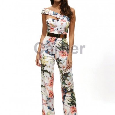 Macacão feminino floral branco com cinto dourado e alça única, fundo branco.