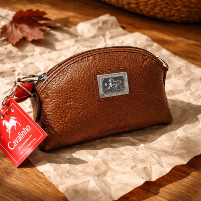 Carteira marrom de couro com placa metálica e etiqueta vermelha Cavalinho