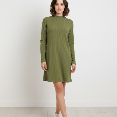 Vestido verde de malha canelada com mangas compridas e gola alta