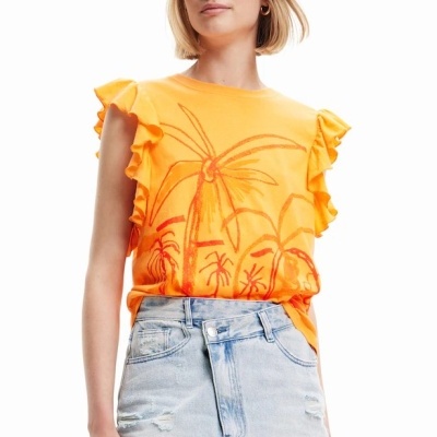 T-shirt laranja com estampado de palmeiras e saia jeans clara