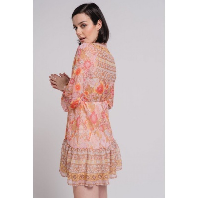 Vestido feminino floral com mangas compridas e saia rodada em tons rosa e laranja.