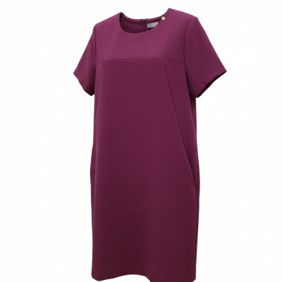 Vestido vinho de mulher com mangas curtas e botão dourado no ombro.