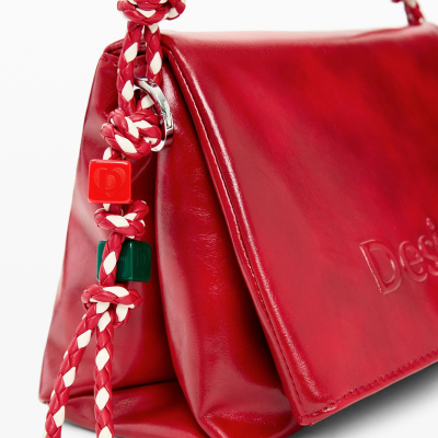 Mala vermelha com cordão trançado vermelho e branco e detalhes coloridos