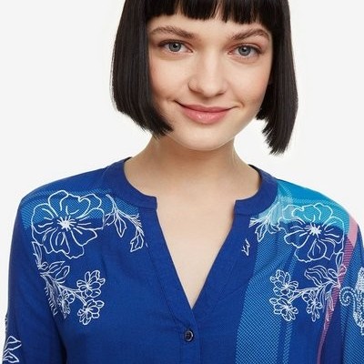 Blusa feminina azul com padrão floral branco e detalhes em azul e rosa