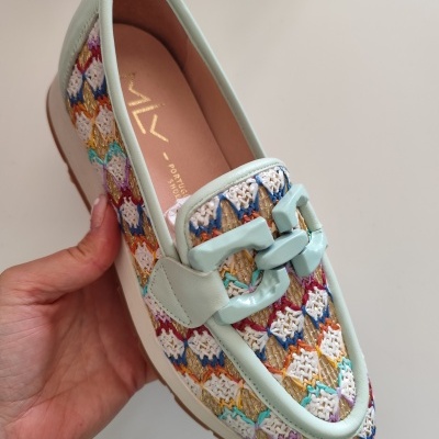 Sapato mocassim colorido com fivela e detalhes em couro bege claro