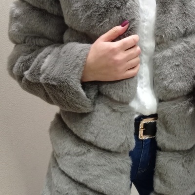 Casaco cinza de pêlo sintético com padrão horizontal e roupa casual